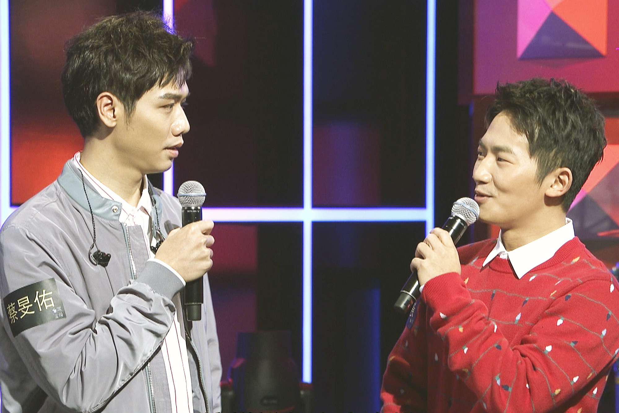 蔡旻佑(左)台語不利流,更是第一次參加台語歌唱節目,因有機會與蔡昌憲一起唱歌才答應上節目。(公視提供)