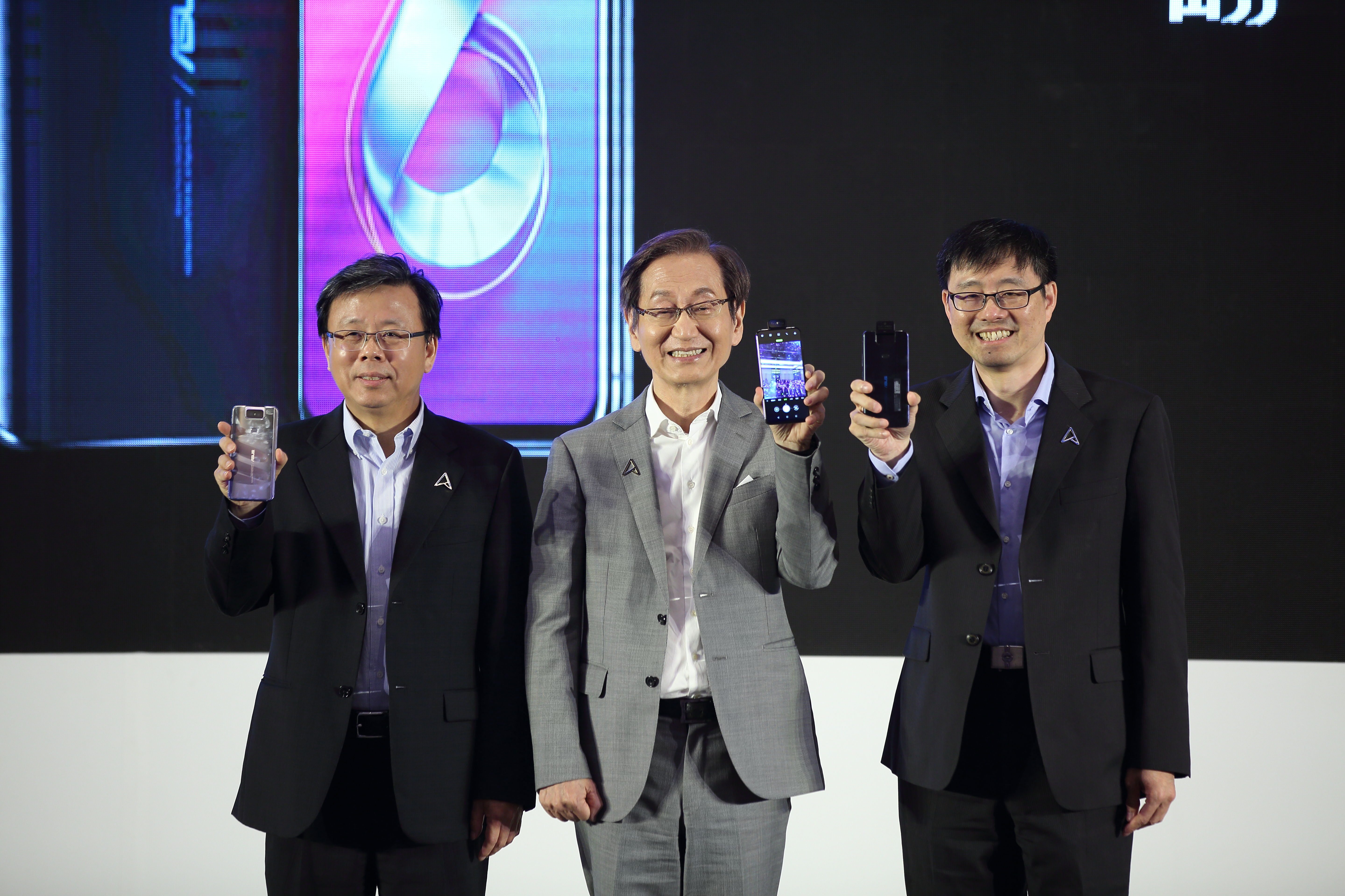 華碩ZenFone 6即日起開賣，由施崇棠親自揭曉售價。