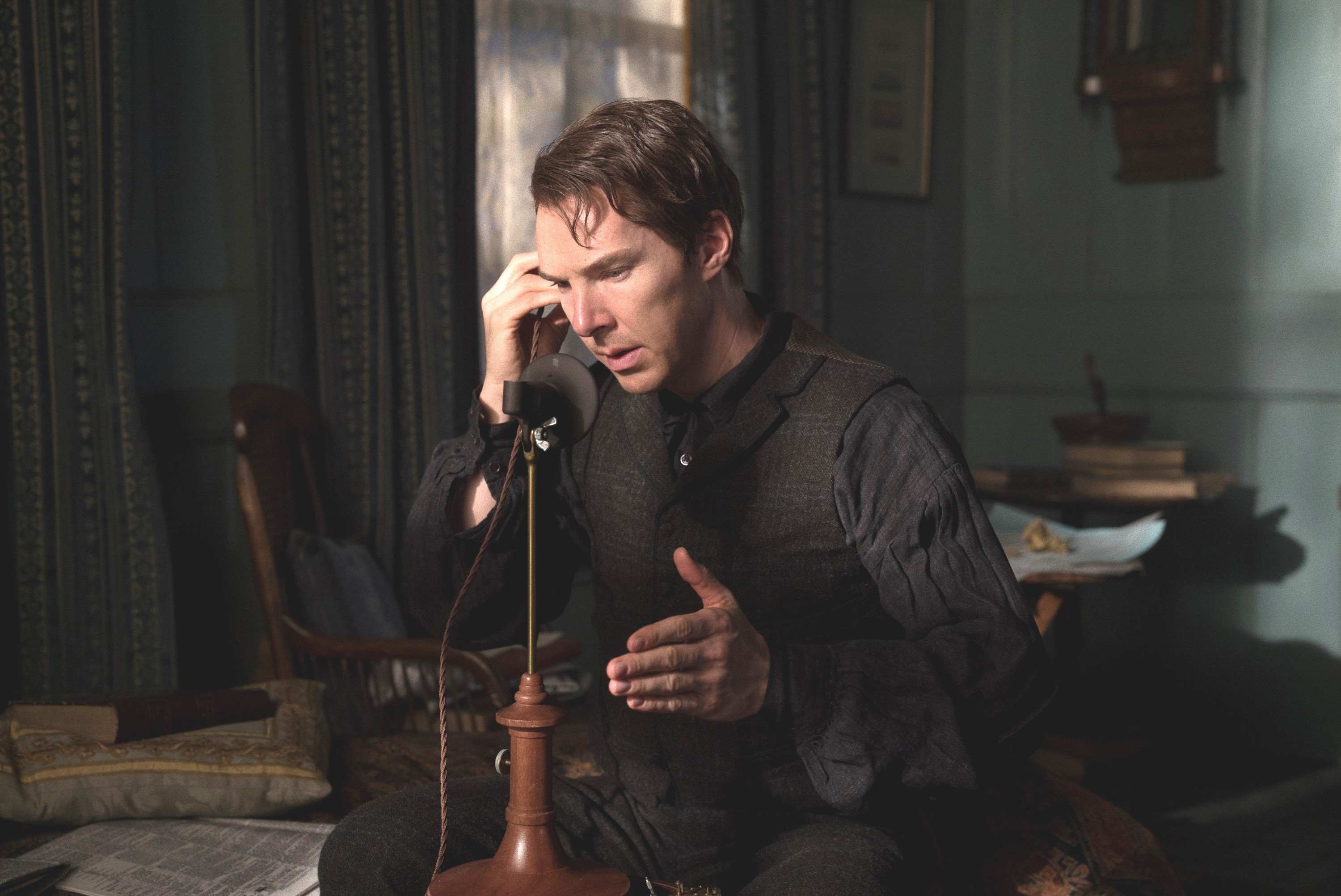 班尼狄克康柏拜區繼續演天才路線，只是他這次在片中飾演歷史上抹黑特斯拉的愛迪生，並不是什麼好人。（CatchPlay提供）