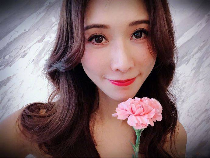 林志玲歡欣鼓舞公布閃婚消息，稱「愛情是一瞬間的禮物」。(摘自林志玲臉書)