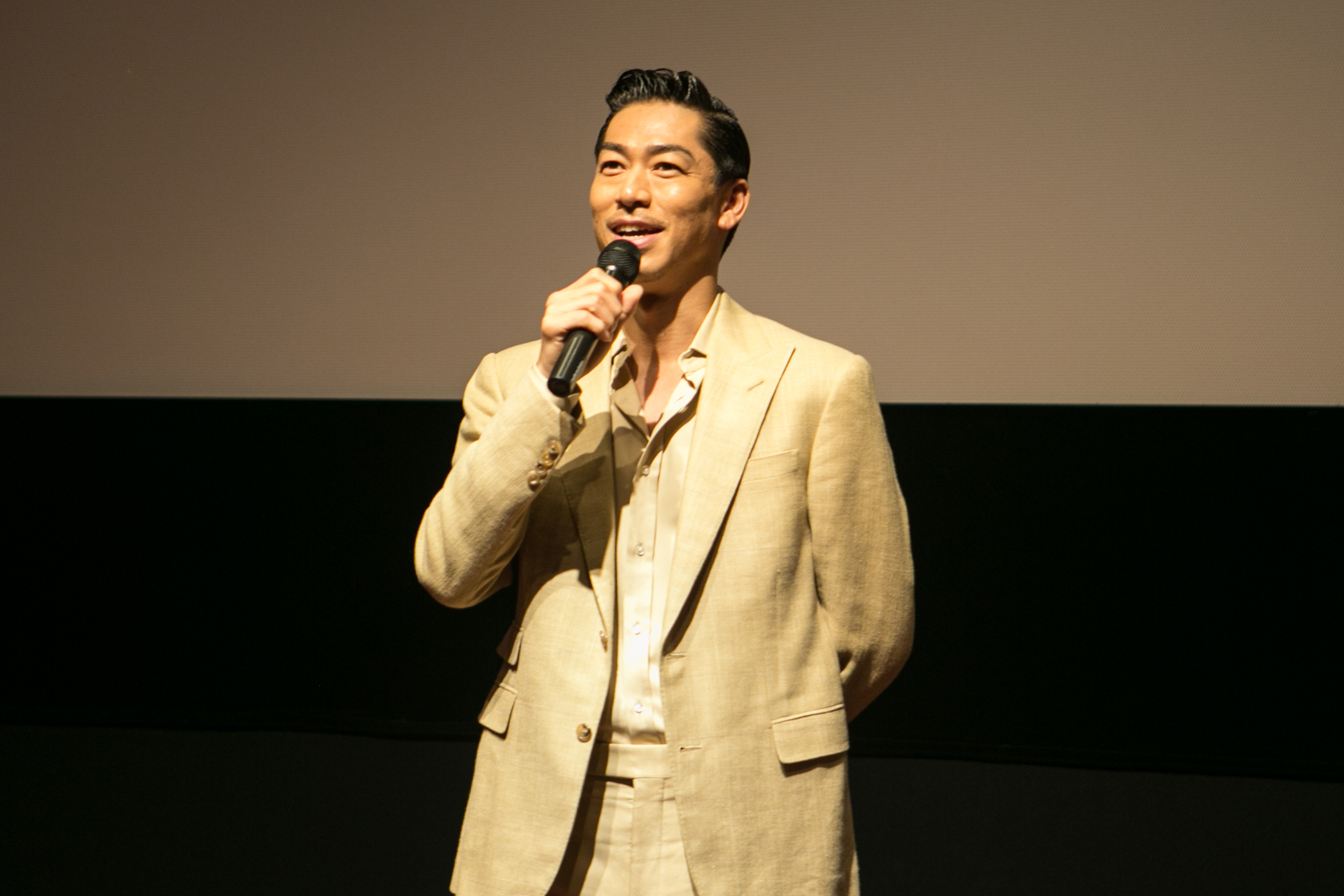 Akira上週來台宣傳電影《這條路上：百年童謠的誕生》，與影迷互動打招呼，但對與林志玲的戀情一個字也沒提。（亮點國際提供）