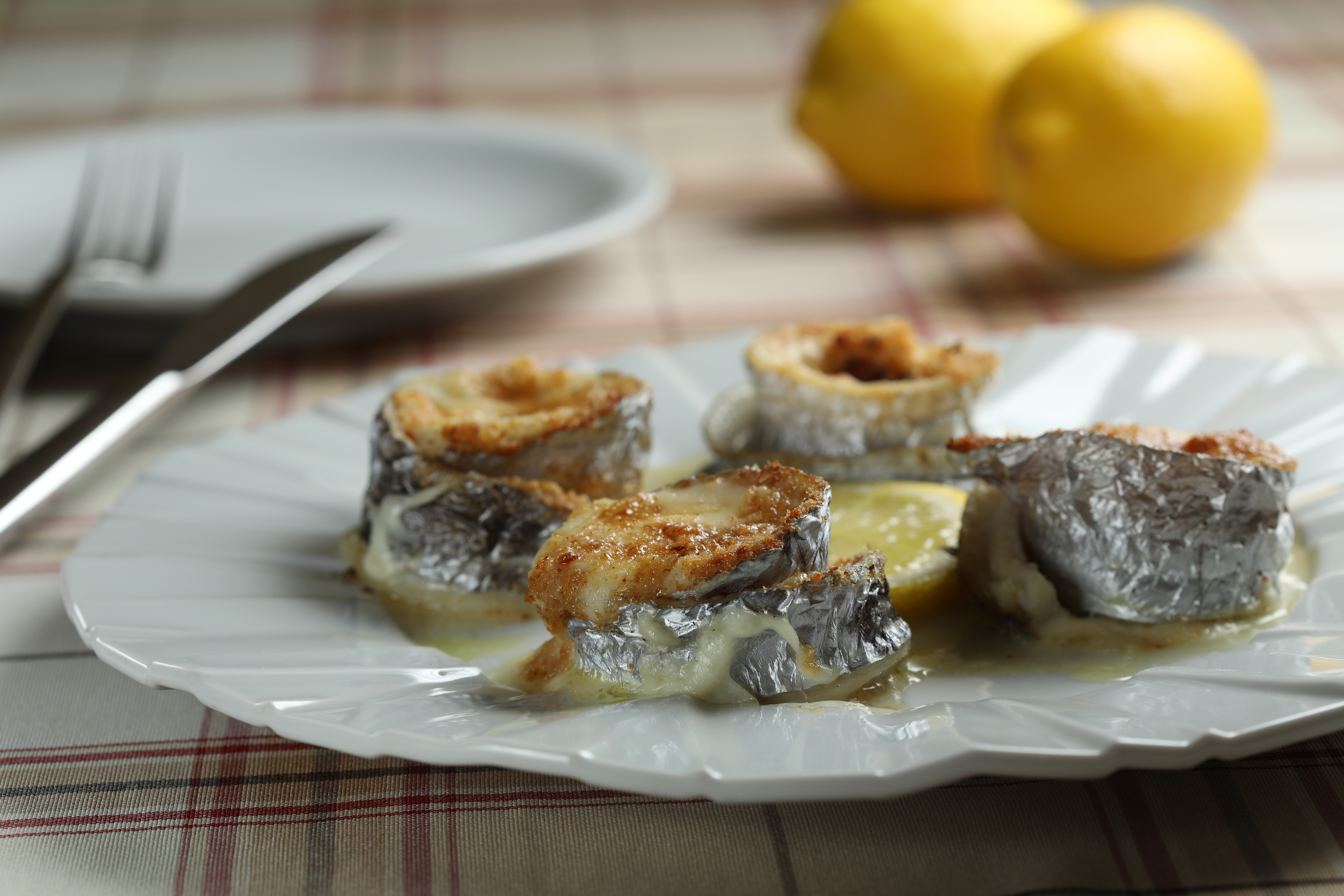 柔裡帶彈的「阿瑪菲白帶魚卷煙燻起司」，起司濃郁提味。（520元／份）