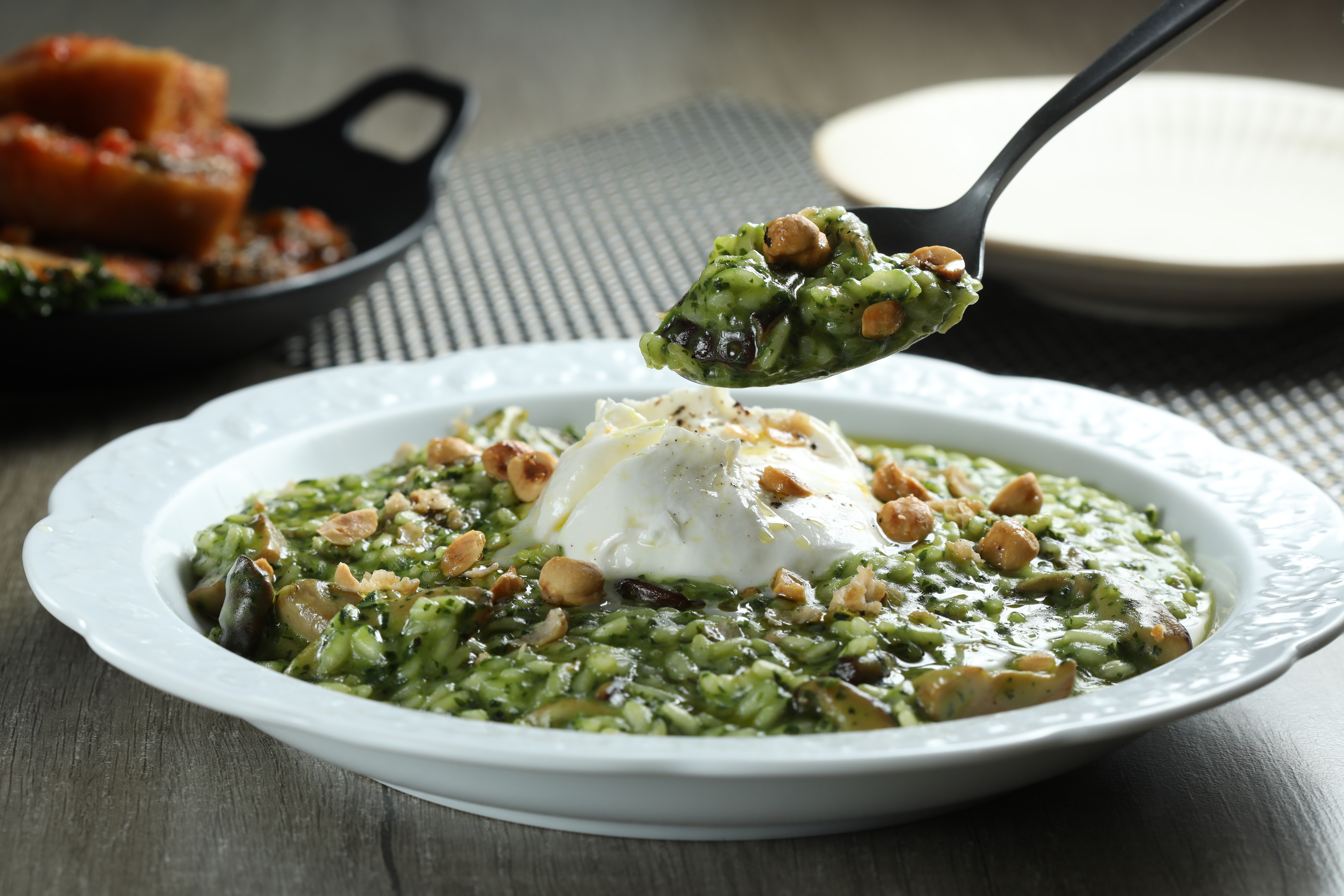 「菠菜燉飯佐慢慢弄布拉達」蜂蜜帶給味蕾記憶亮點。（580元／份）