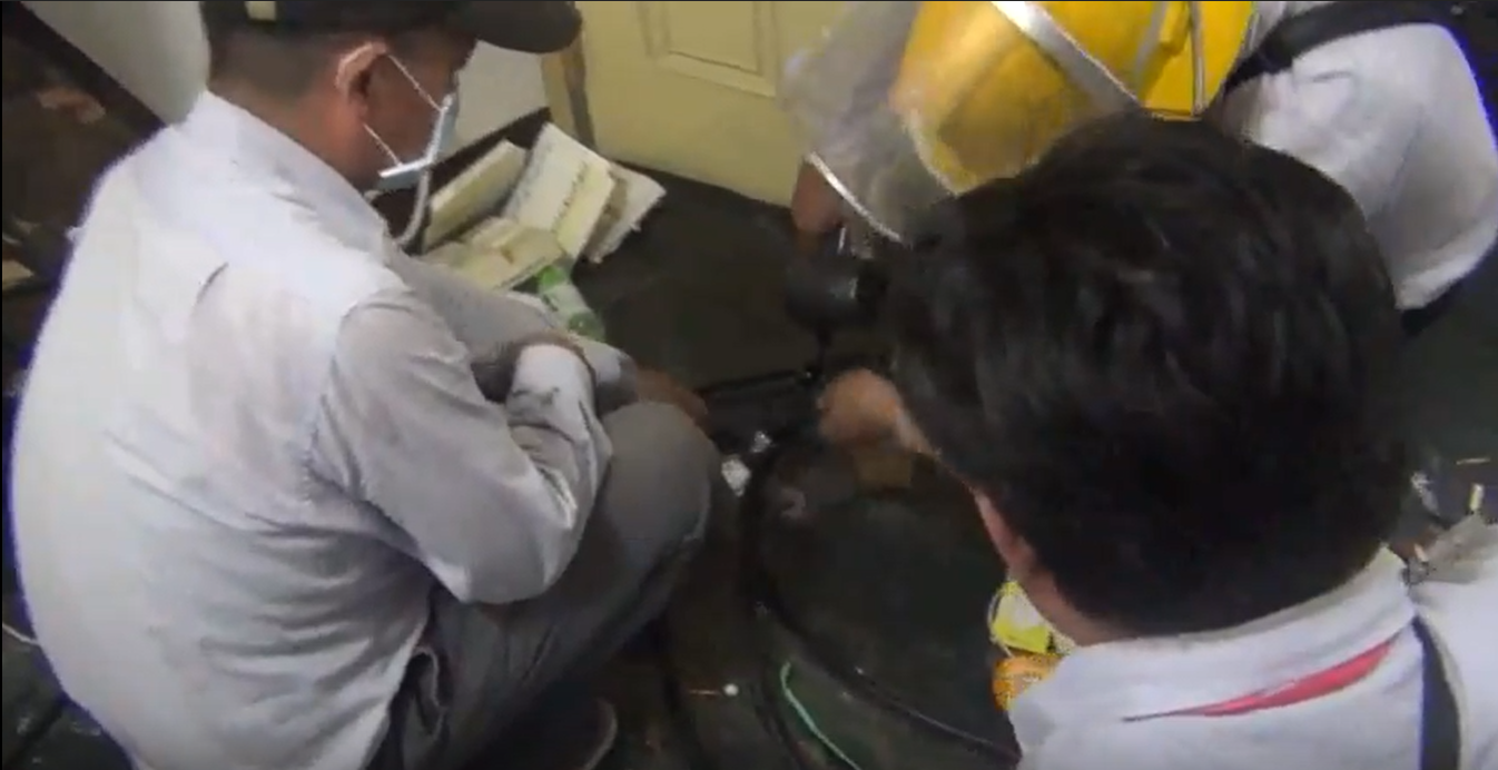 警方赴嫌犯承租的公寓，查扣大量比特幣礦機。（翻攝畫面）