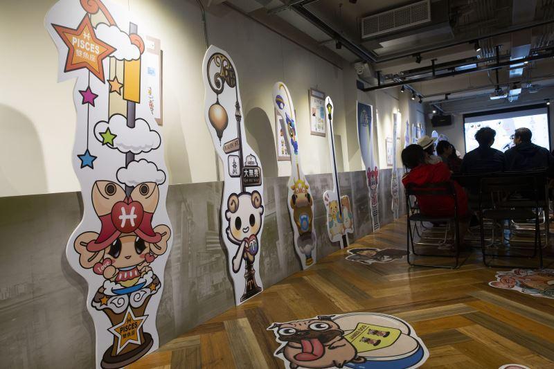 台北市漫畫工會以漫畫造街企劃,作品包含12星座街燈及地景人孔蓋。(文化部提供)