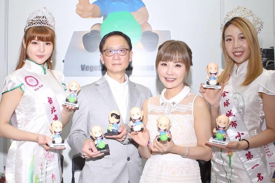 選美皇后彭琬婷、王興華、記者會主持人許聖梅、選美皇后賴韋如希望透過公仔的販售能幫助弱勢團體。（中華全球城市選拔協會提供）