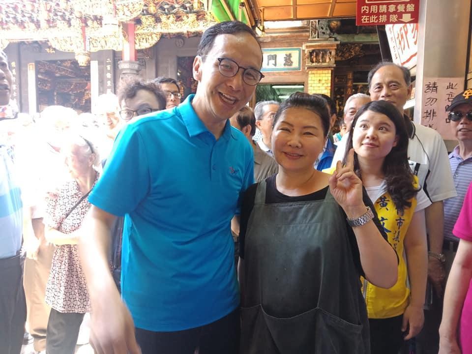 朱立倫參訪新竹城隍廟，受到民眾熱情歡迎。（翻攝市議員顏政德臉書）