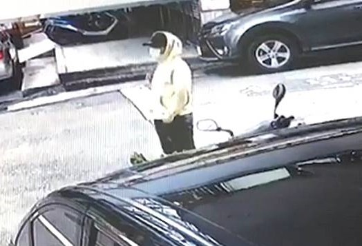 蒙面槍手被監視器拍下身影。（翻攝畫面）