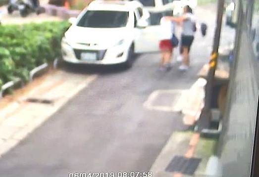 少女遭未成年嫌犯持BB槍攻擊。(翻攝畫面)