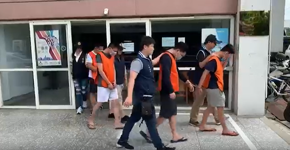 警方逮捕9名嫌犯，當中還有一名未成年少年。（翻攝畫面）