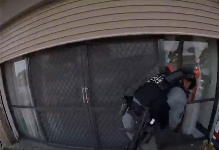 警方破門攻堅詐騙機房。(翻攝畫面)