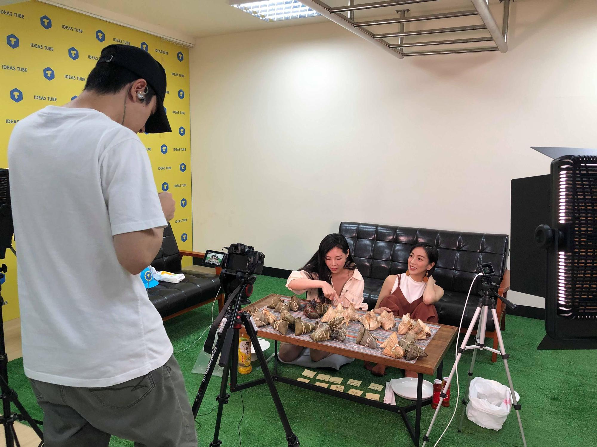 梁凱莉與大胃王麥麥,端午節挑戰吃完36顆粽子。(創意油管提供)