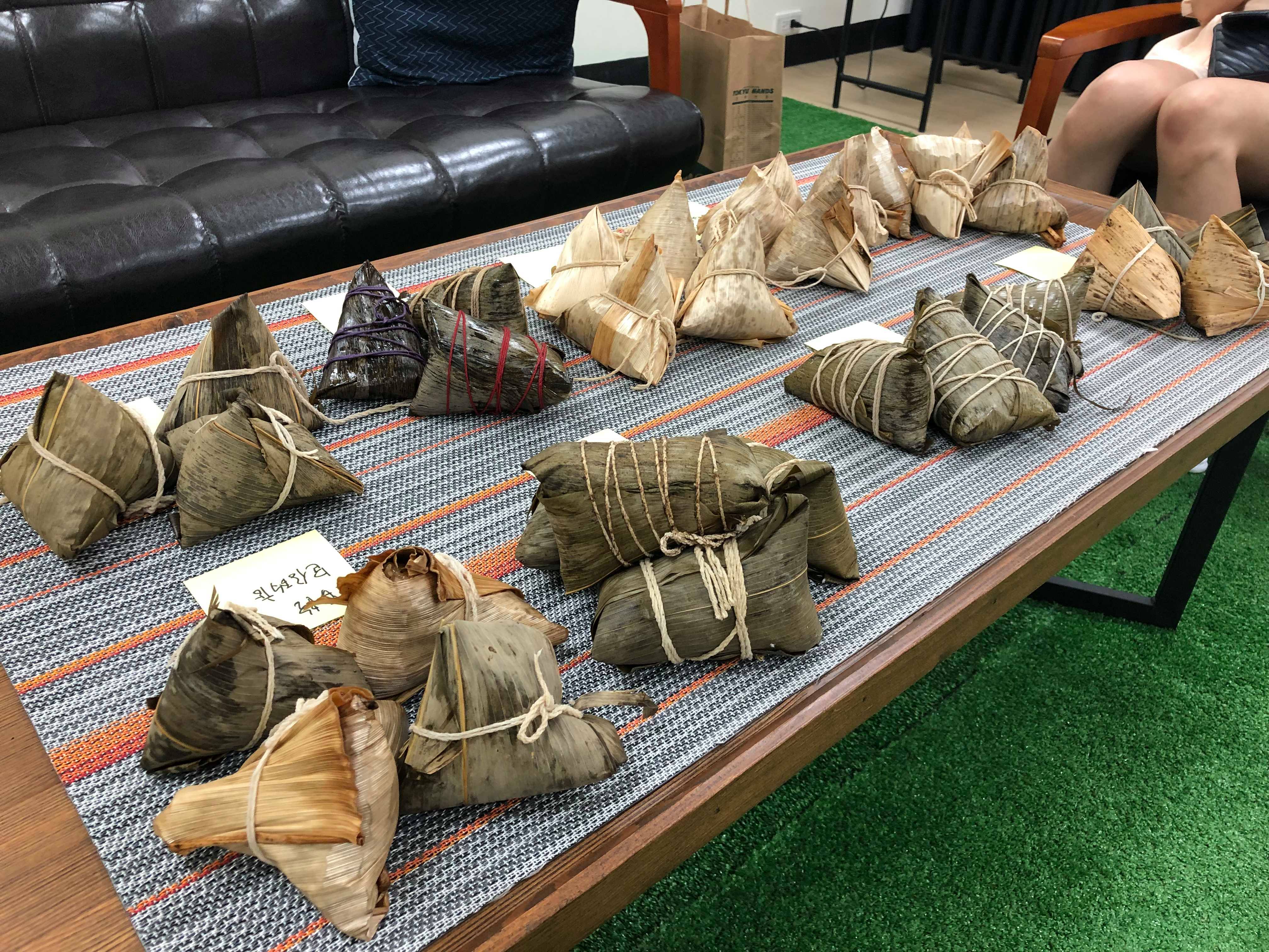 本次接受評比的肉粽有：四喜肉粽、王記府城、九如、蔡萬興、呷七碗、包仔的店、億長御坊、雙連肉粽、阿欉大橋頭、阿桐阿寶等粽子。（創意油管提供）