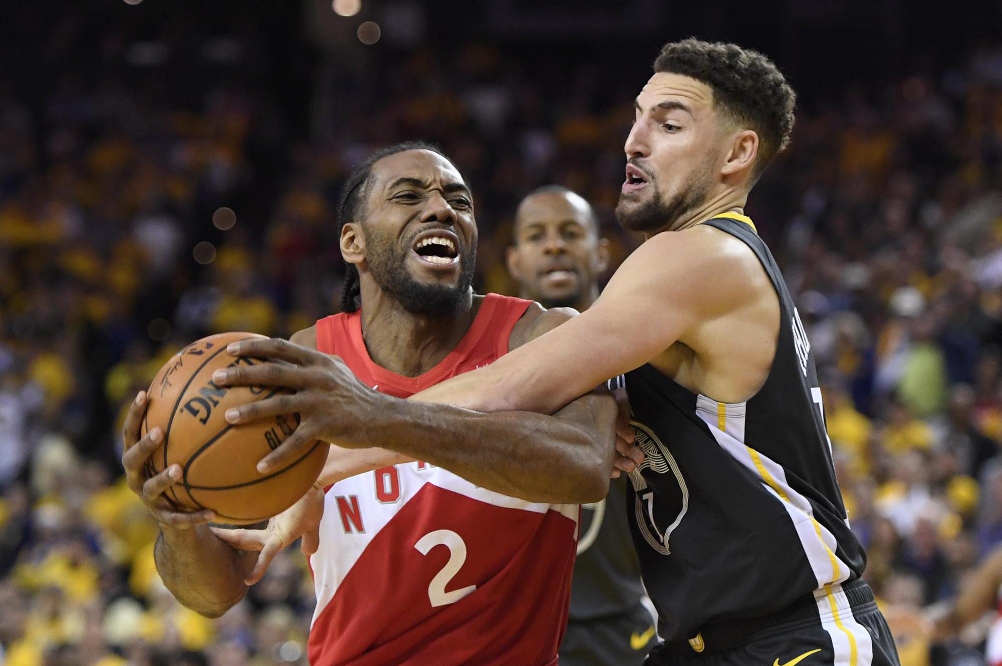 雷納德（Kawhi Leonard）此役狂轟36分帶領下，成功在客場以105比92奪勝，幫助暴龍率先取得聽牌優勢。（東方IC）