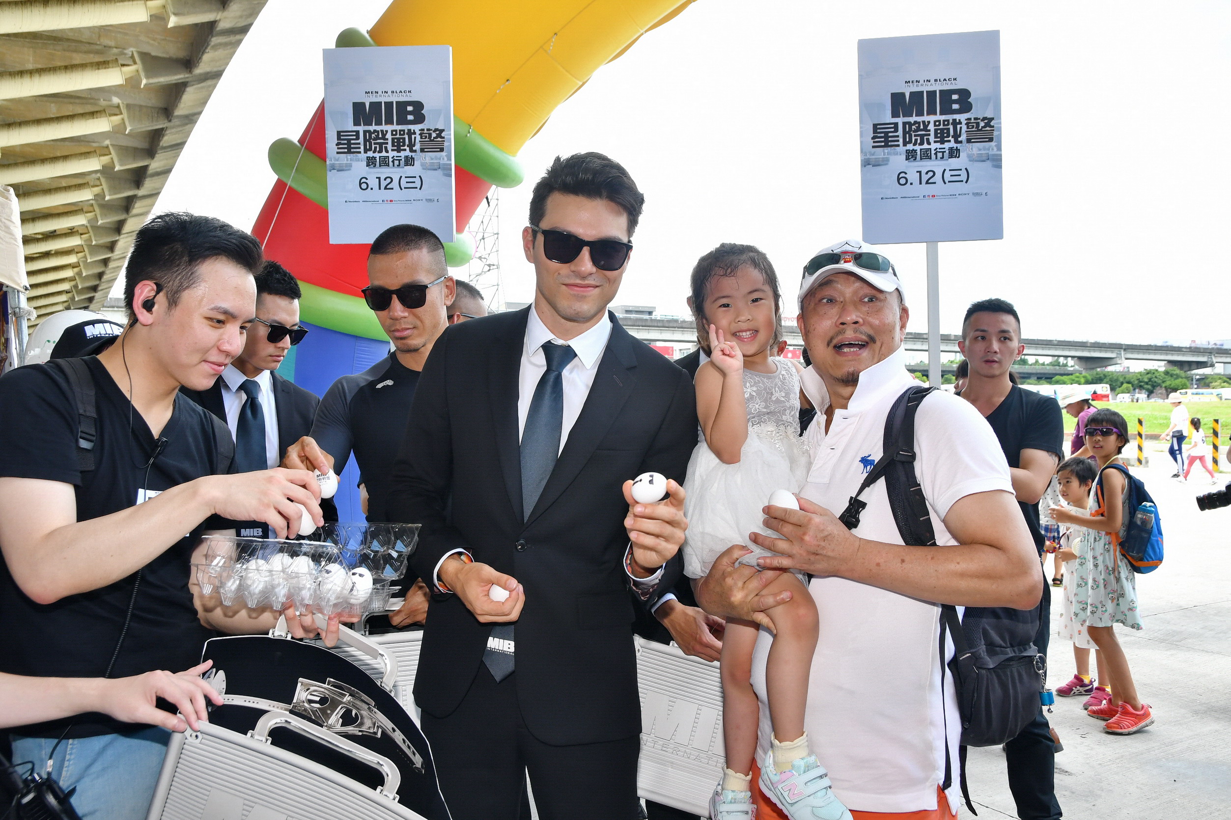 以往酷勁十足的鳳小岳，一一發放雞蛋與民眾一起玩立蛋遊戲。（索尼提供）