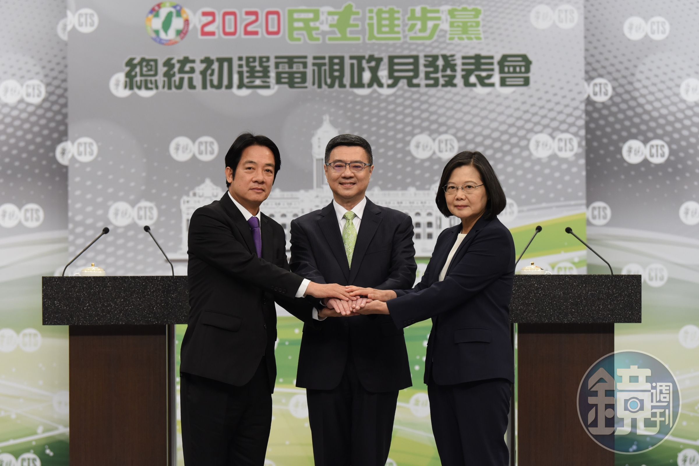 總統蔡英文、行政院前院長賴清德進行電視政見會，開場時雙方握手先禮後兵。（民進黨提供）