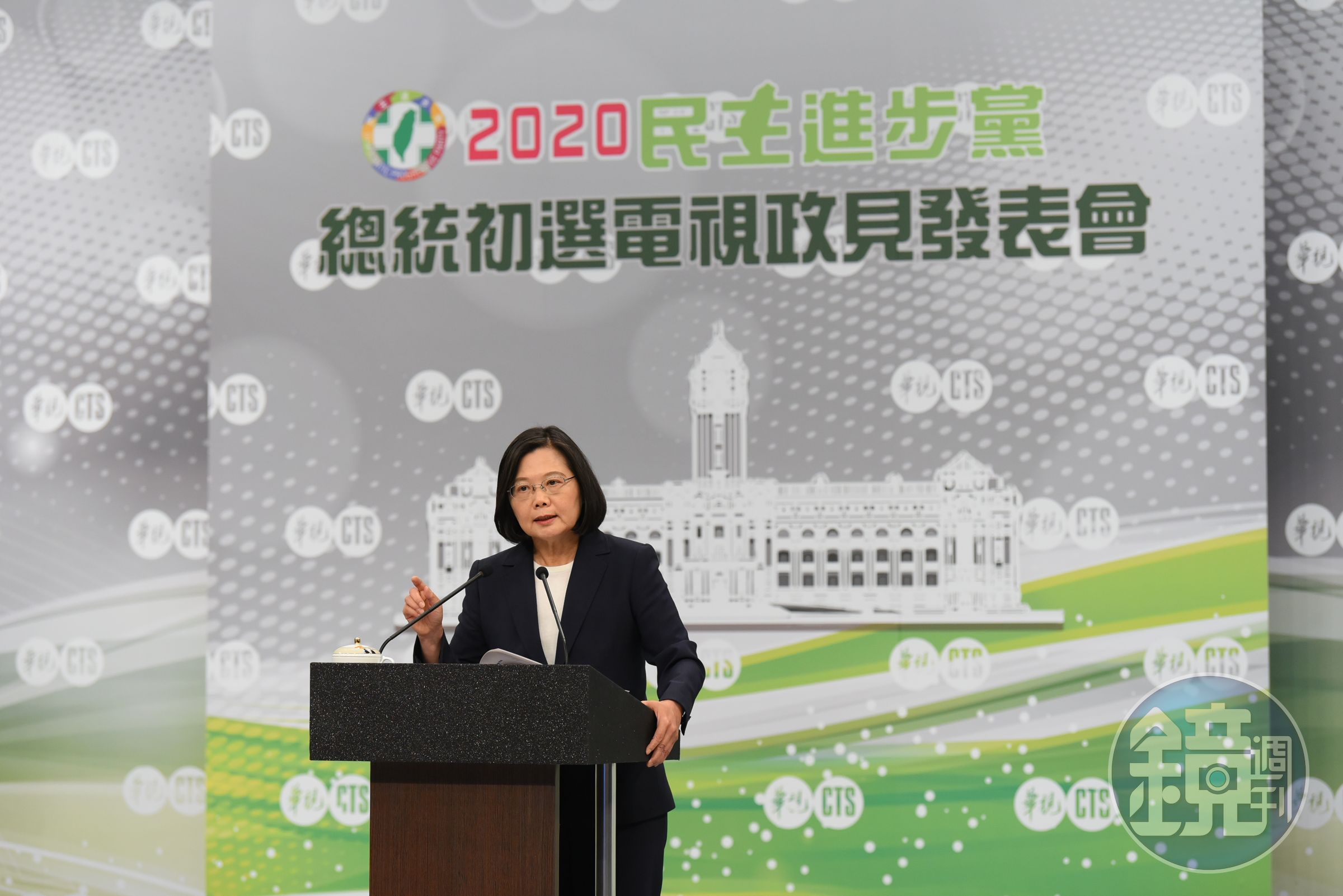 申論階段蔡英文細數執政3年來政績，強調「我的房子已經蓋了一半」。（民進黨提供）