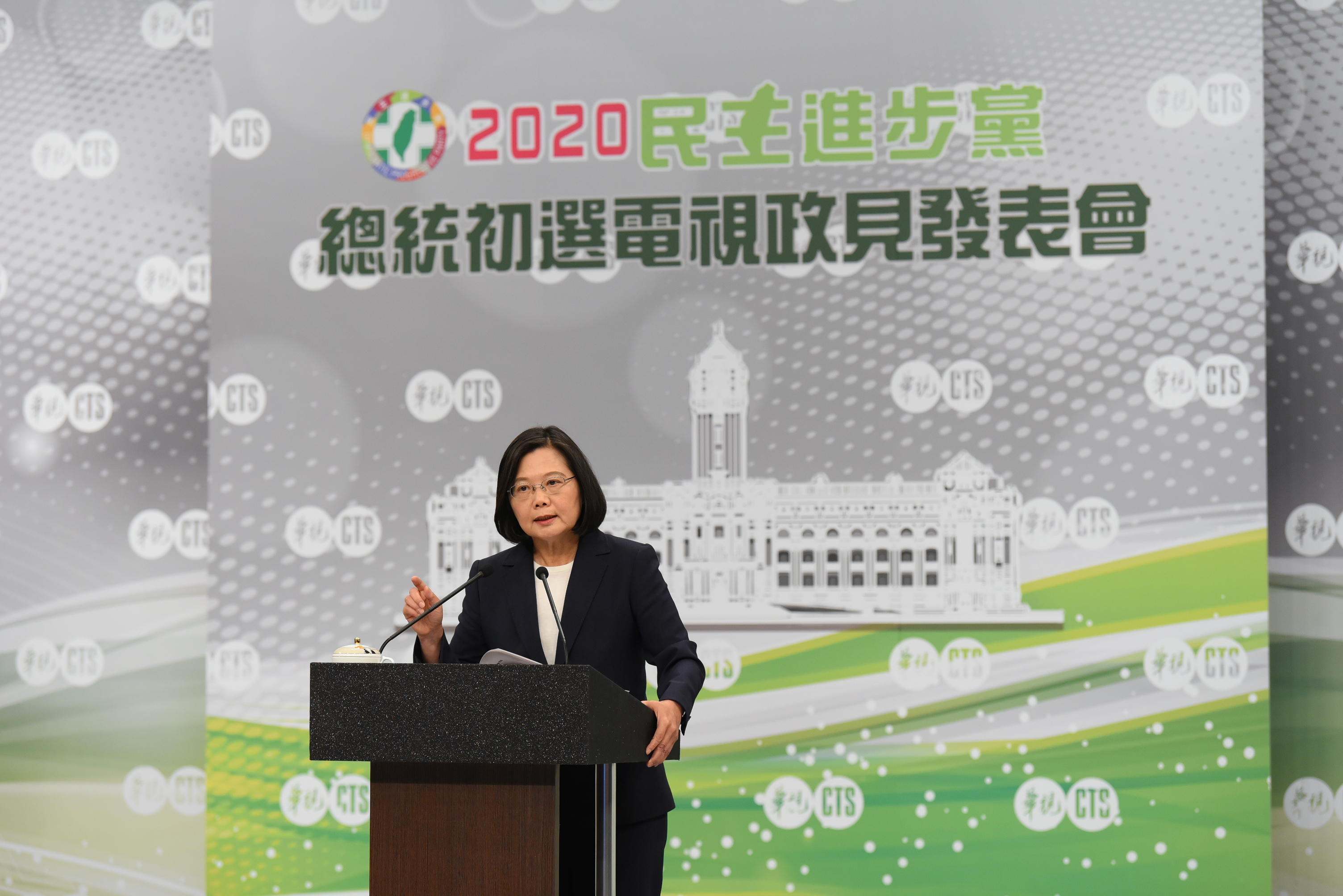 申論階段蔡英文細數執政3年來政績，強調「我的房子已經蓋了一半」。（民進黨提供）