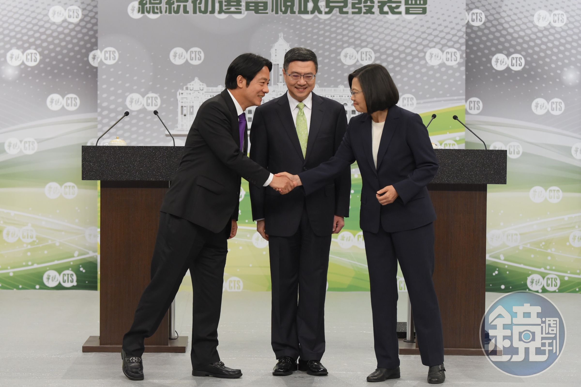 民進黨總統初選唯一一場電視政見會今下午登場，總統蔡英文與行政院前院長賴清德開場時握手先禮後兵。（民進黨提供）
