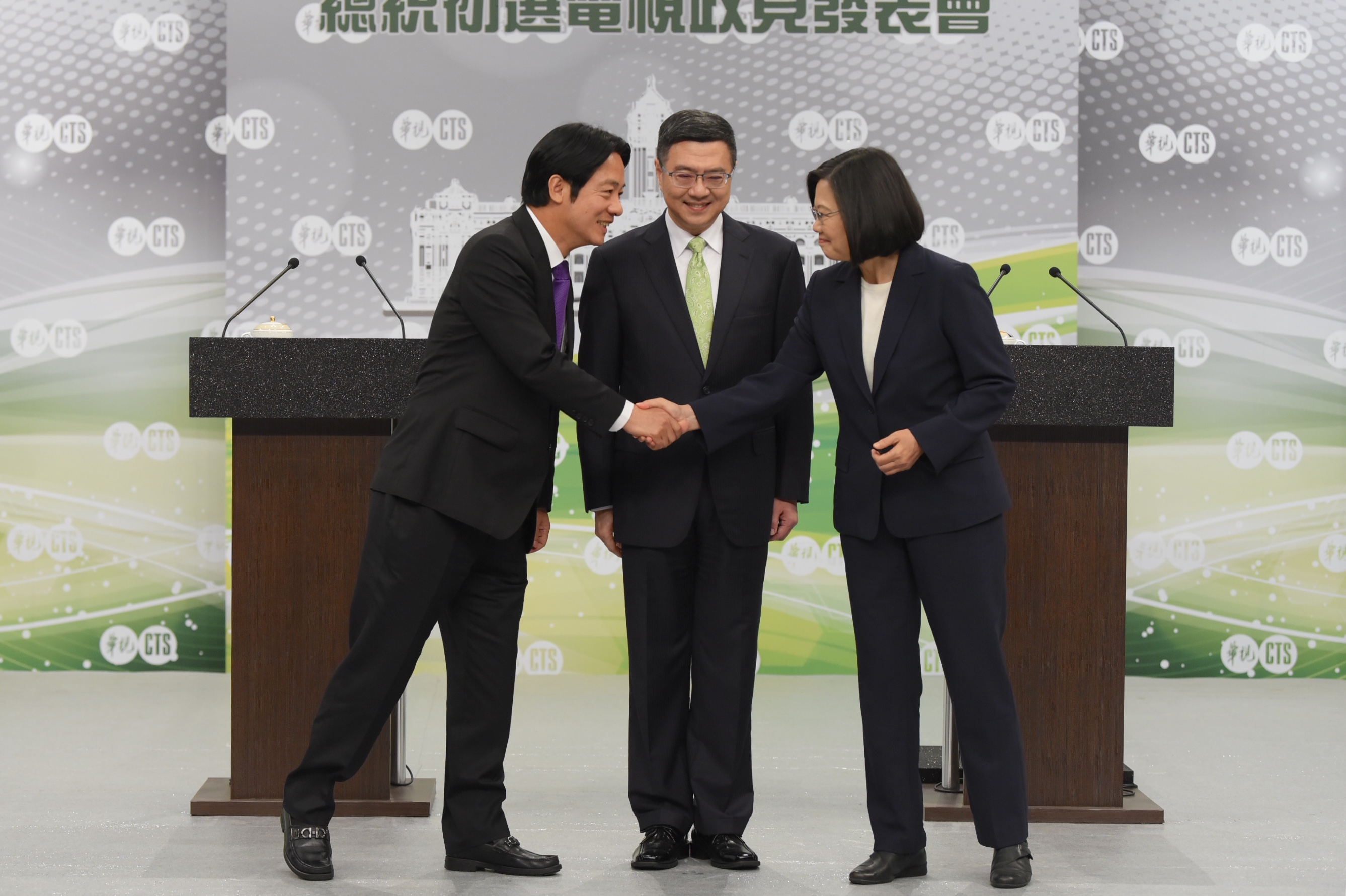 民進黨總統初選唯一一場電視政見會今下午登場，總統蔡英文與行政院前院長賴清德開場時握手先禮後兵。（民進黨提供）