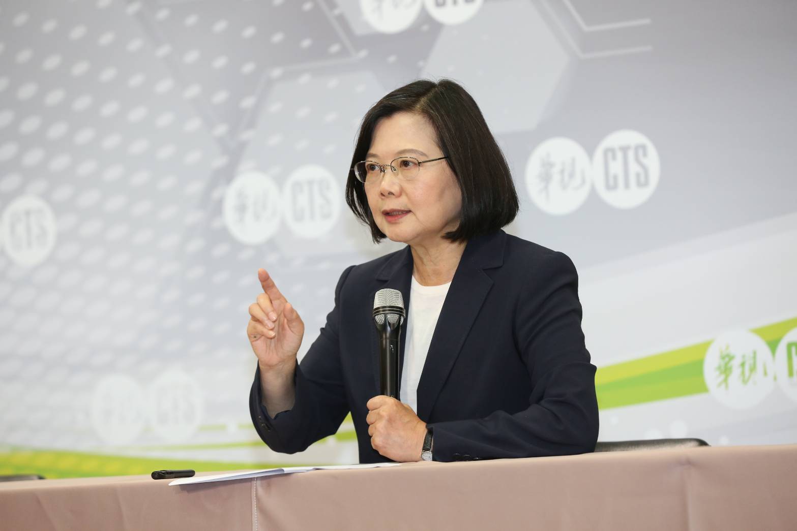 面對提問若輸掉初選是否支持另一人，蔡英文稍早在電視政見會上，並沒有正面回應。