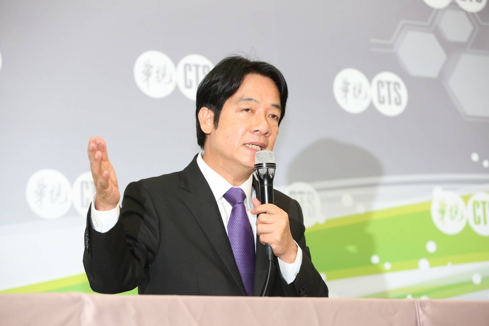 面對蔡英文所提「1加1絕對大於2」，賴清德則回應：「到底第一個1，是誰來做代表？」