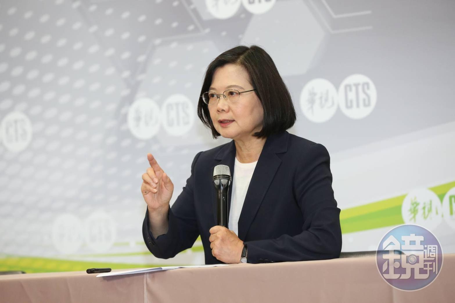 蔡英文不但訴求「蓋厝蓋一半，不能換師傅」，還強調賴藍圖就是她正在蓋的房子。