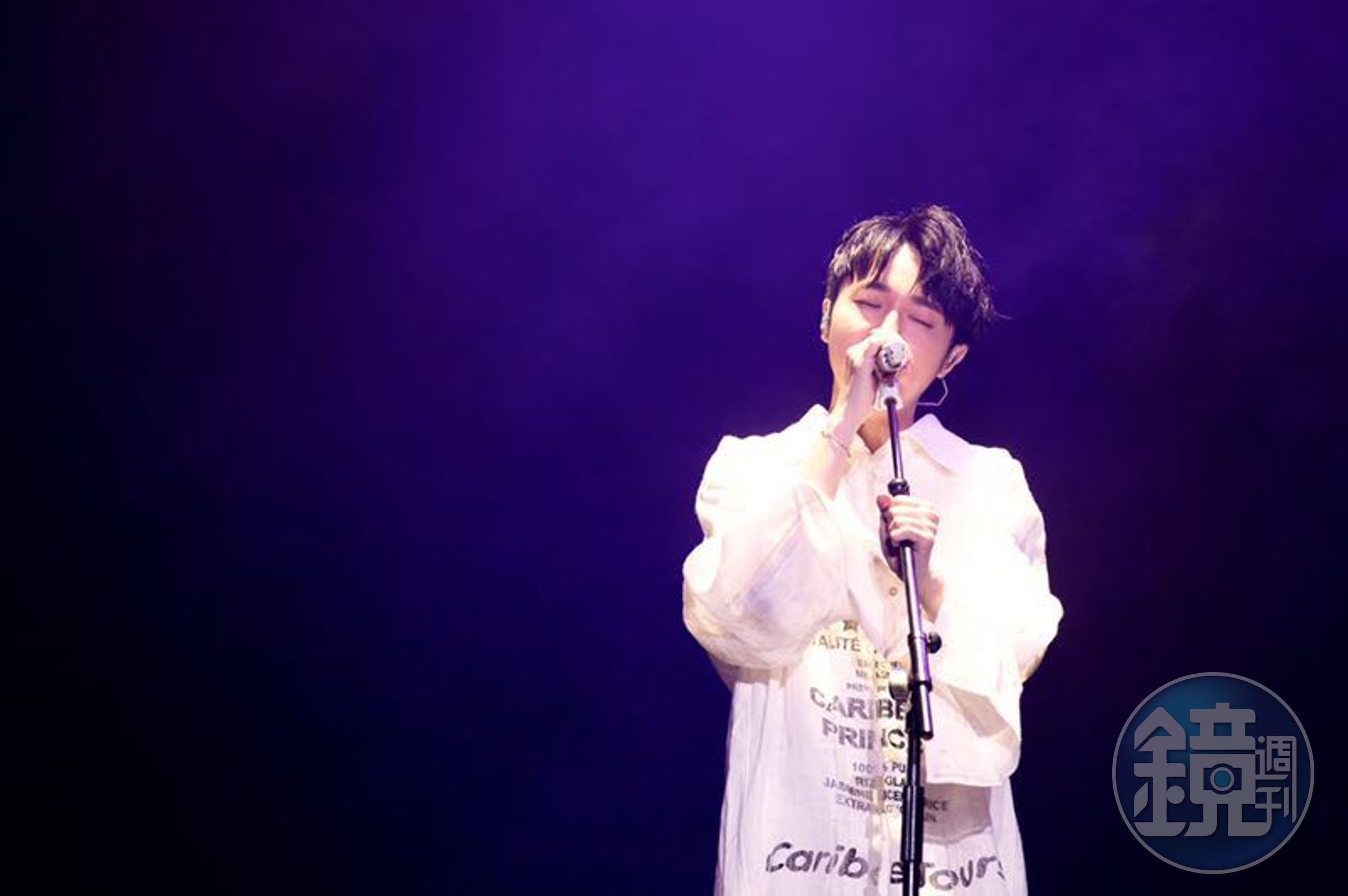 吳青峰音樂節感性演唱〈十七〉落淚，表示是最重要的歌曲。（環球音樂提供）
