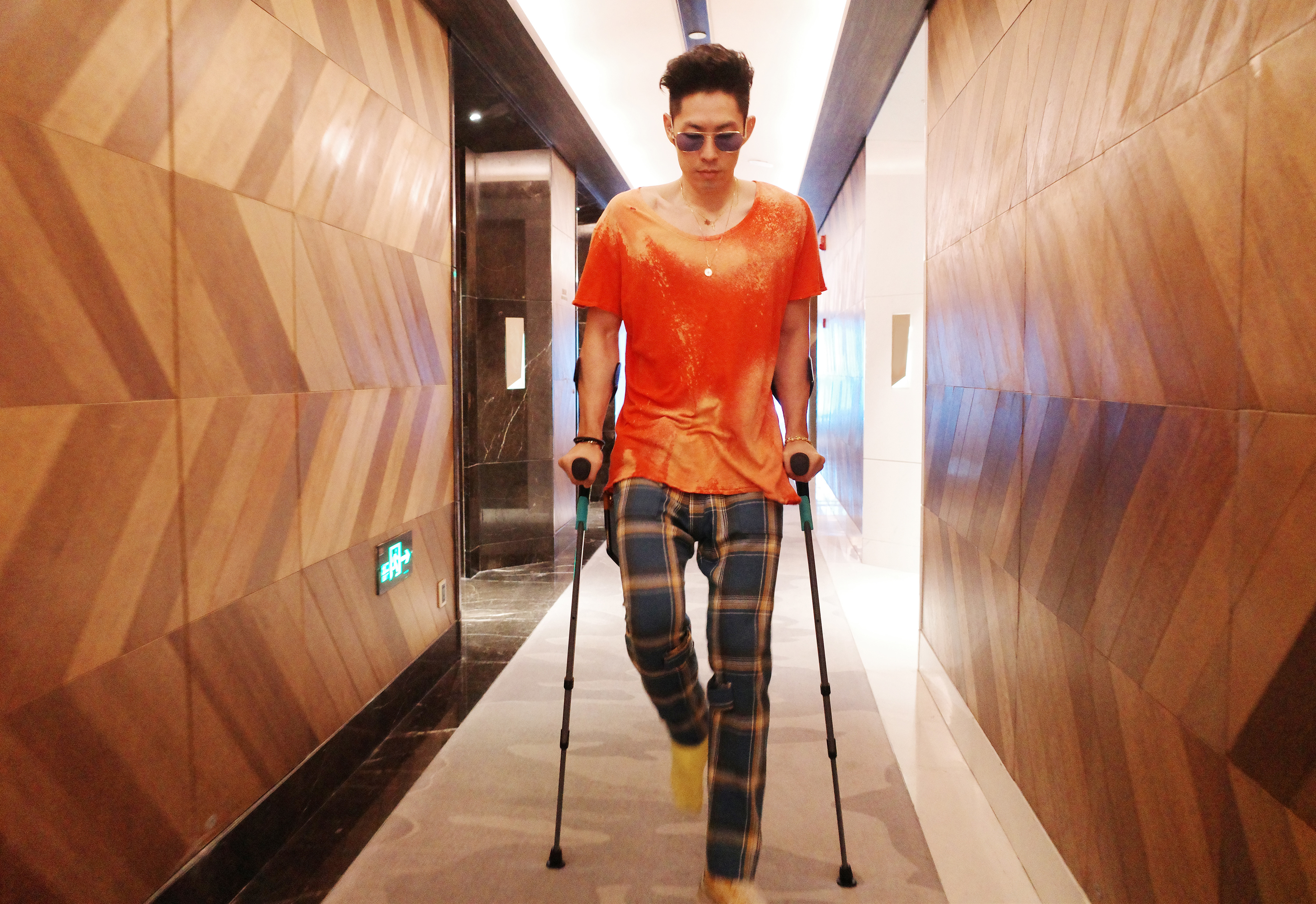 吳建豪意外拄枴杖現身節目，驚嚇所有人。（環球音樂提供）