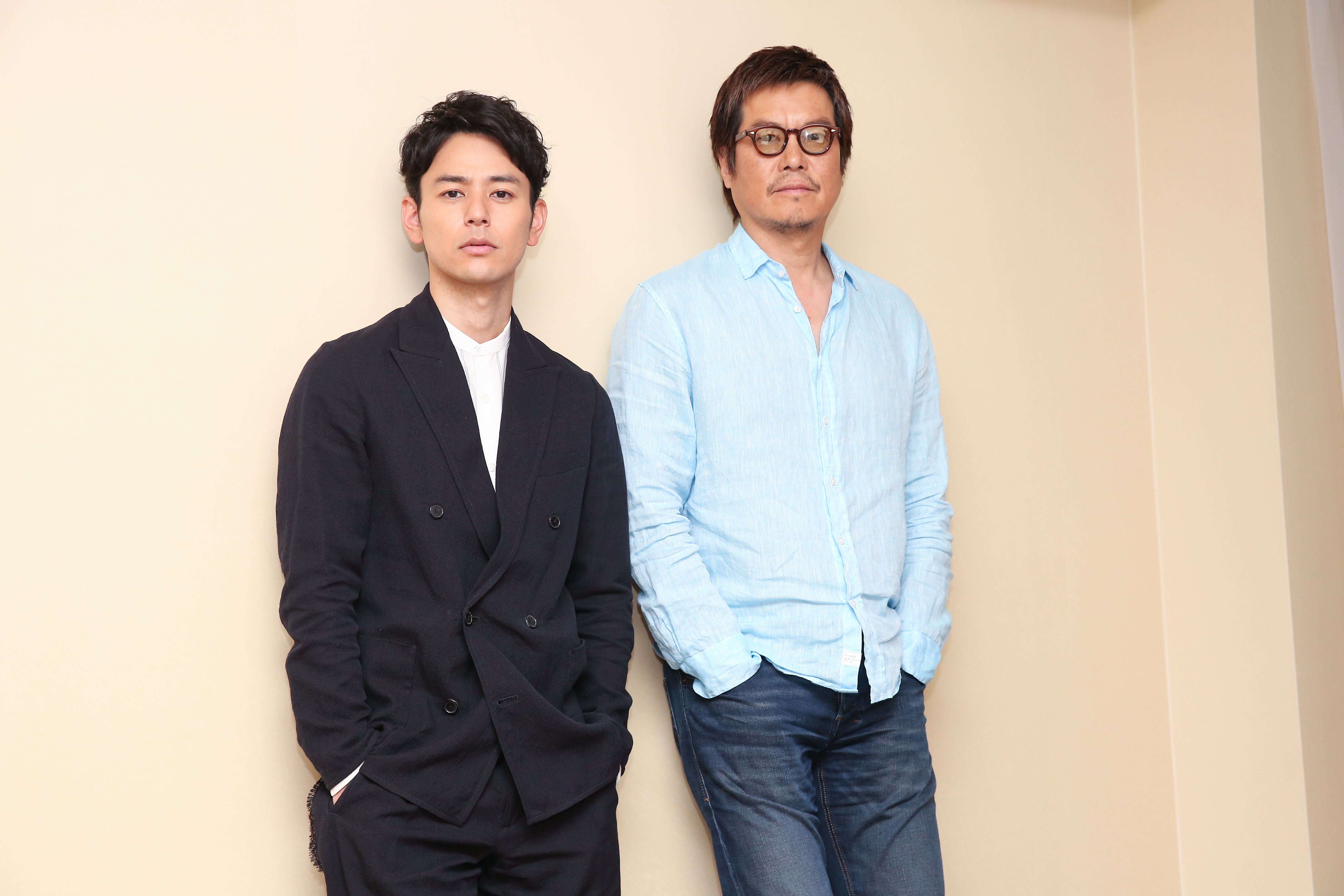 豐川悅司(右)與妻夫木聰主演電影《亡命之途》。