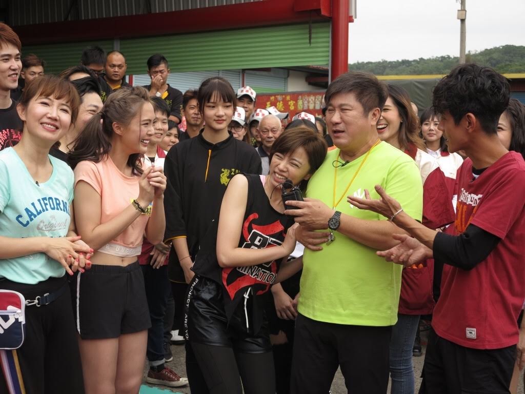 王瞳艾成上節目宣傳，胡瓜出遊戲讓87樂團失聲尖叫。（民視） 