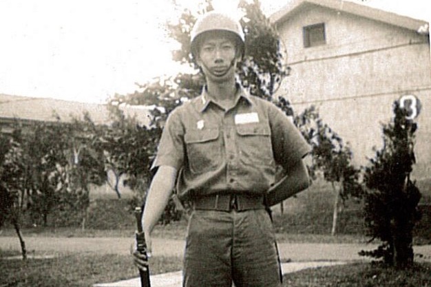 郭台銘秀出當兵照片，痛批小英汙衊國軍兄弟。（翻攝臉書）