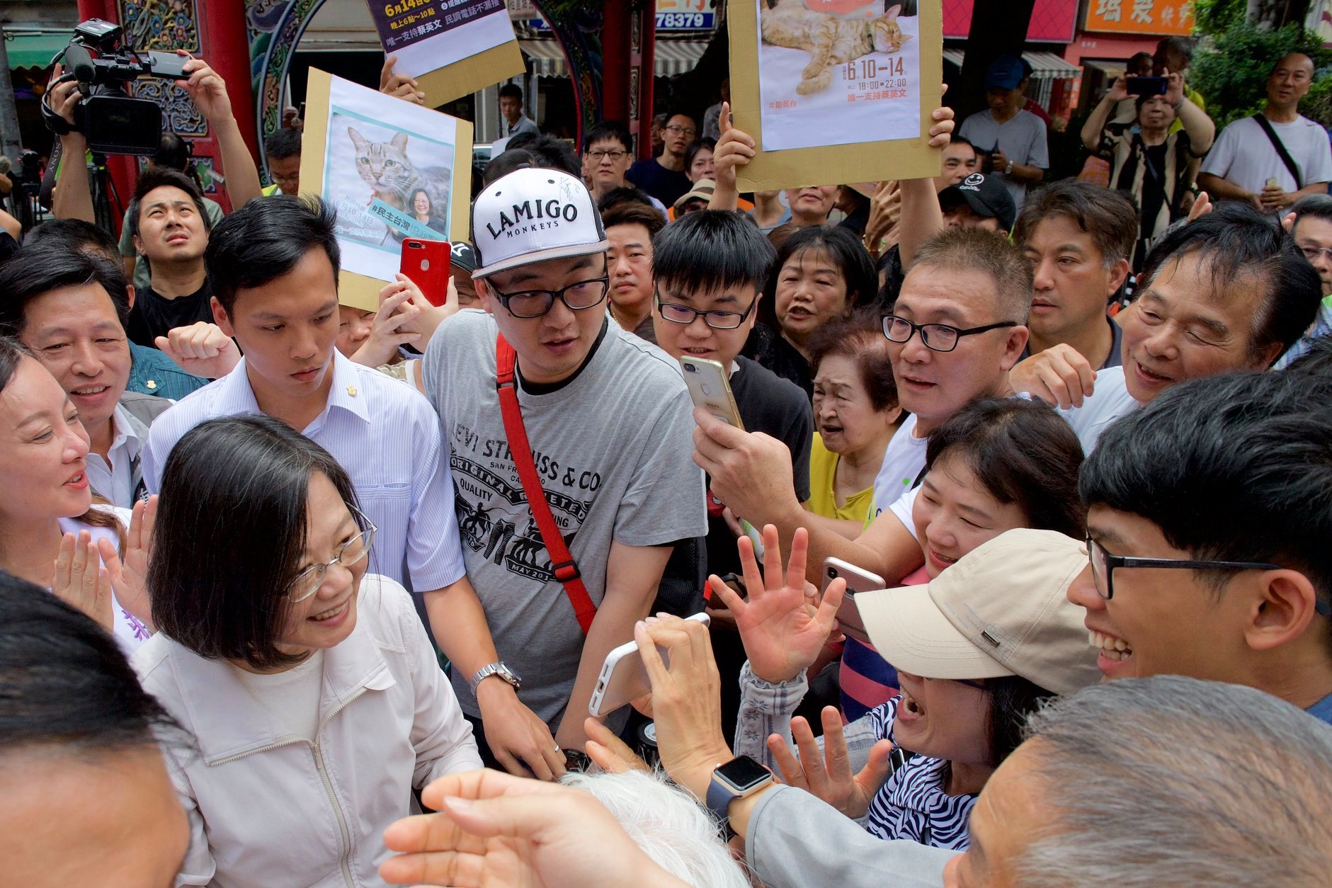蔡英文在桃園市長鄭文燦陪同下，到宮廟上香祈福，民眾熱情要求握手。（翻攝蔡英文臉書）