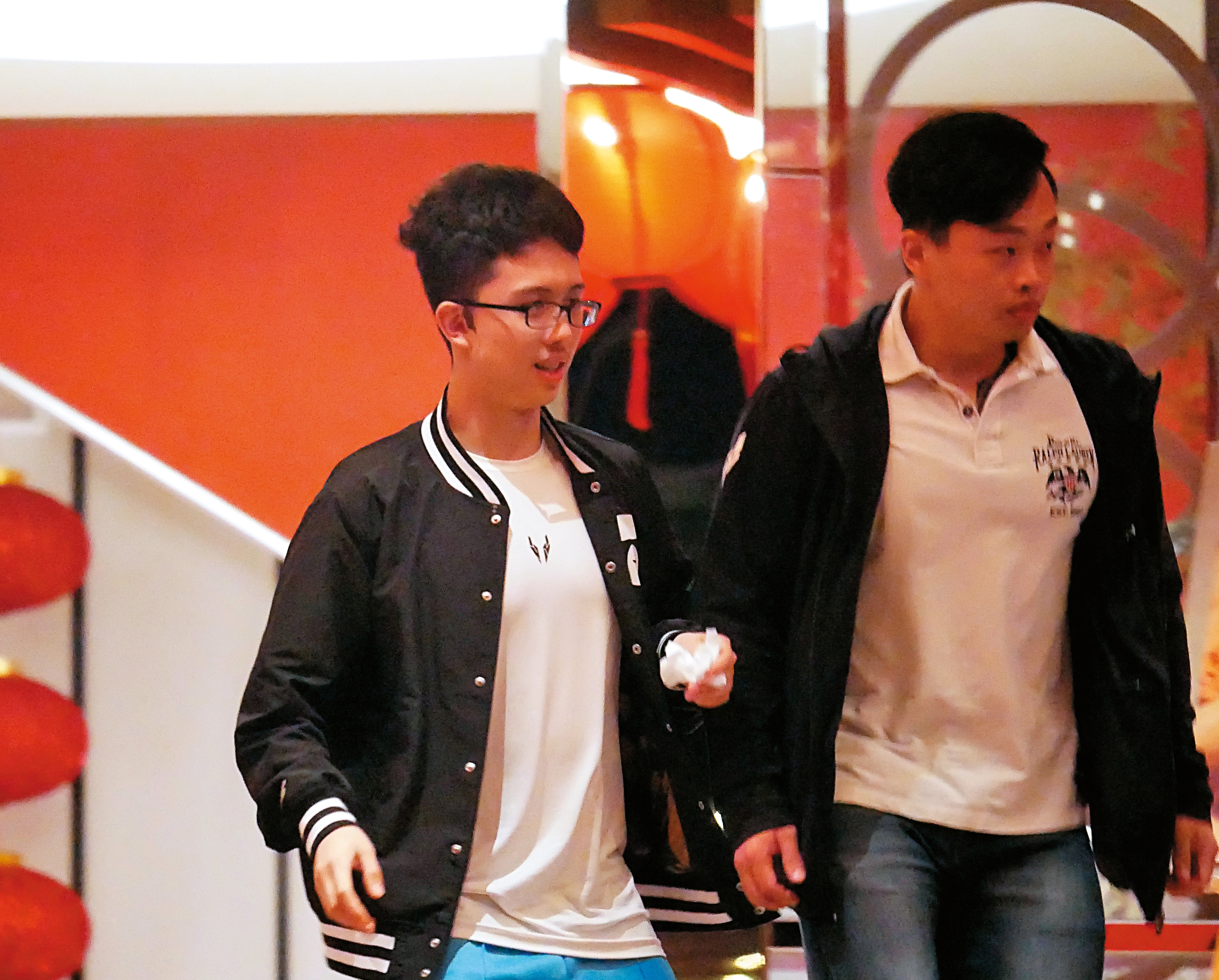 5/20 20：50，孫家在台北東區和親友聚餐，穿著廠商贊助服飾的孫安佐（左）和友人早一步先行離開。