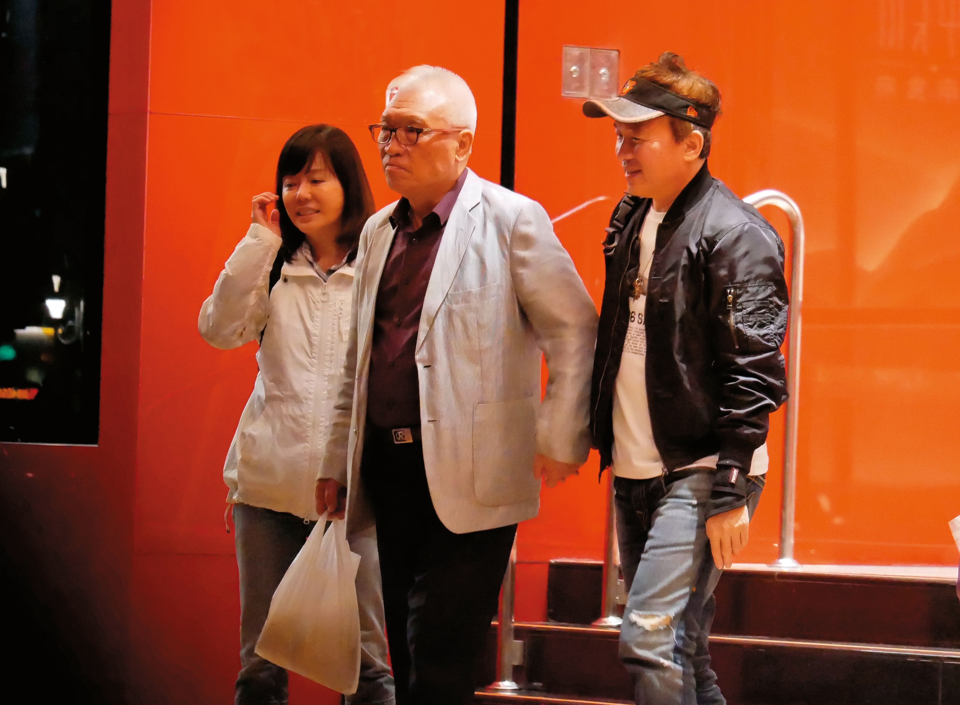 5/20 22：19，孫鵬（右）、狄鶯（左）和親友酒足飯飽後，有說有笑地步出餐廳。