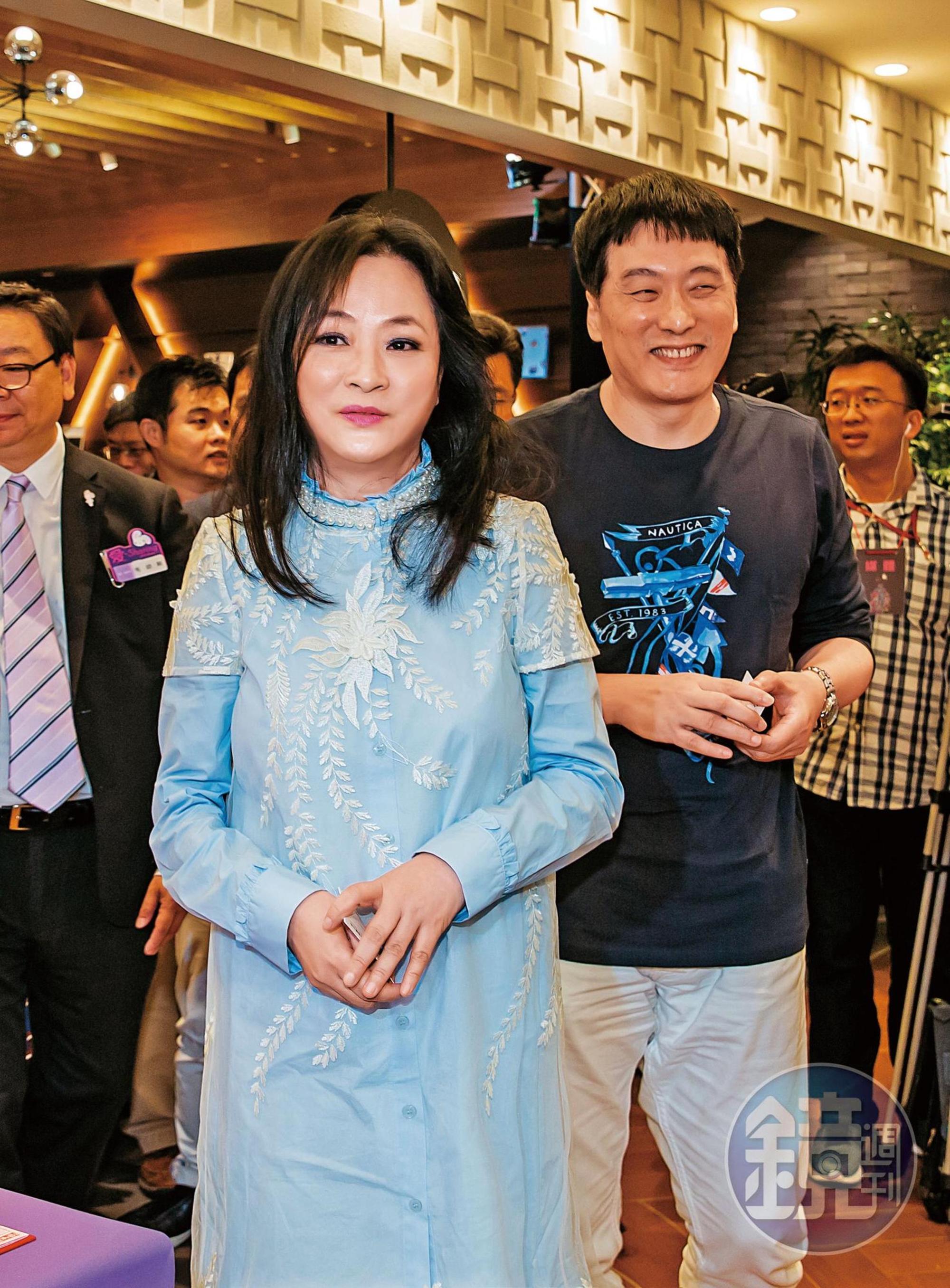 一向以夫為貴的高秀玲過去隱身幕後，近年走向幕前擔任統一美麗事業董事長。