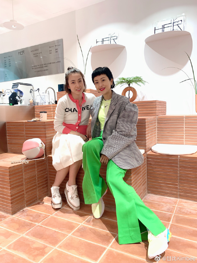 甘比為好友徐濠縈的新店開幕站台時，穿著香奈兒紅白上衣。（翻攝自甘比微博）