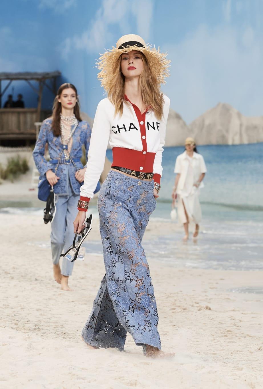 香奈兒紅白色棉質外衣,NT$73,100。(翻攝自香奈兒官網)