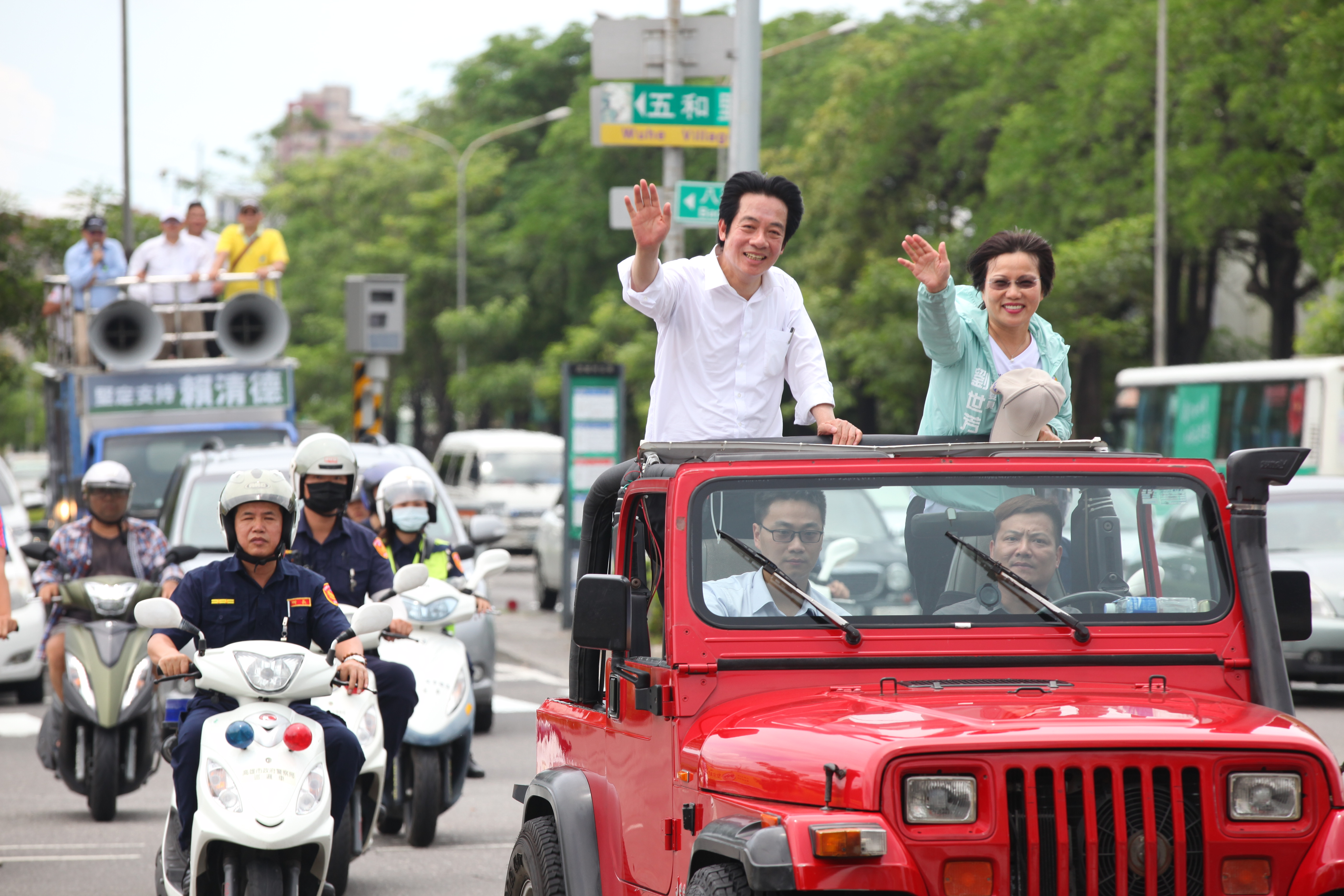 民進黨總統初選候選人賴清德昨天起從屏東展開為期3天的「壯大台灣」車隊掃街，圖為他昨天在高雄掃街的狀況。（賴清德行動辦公室提供）