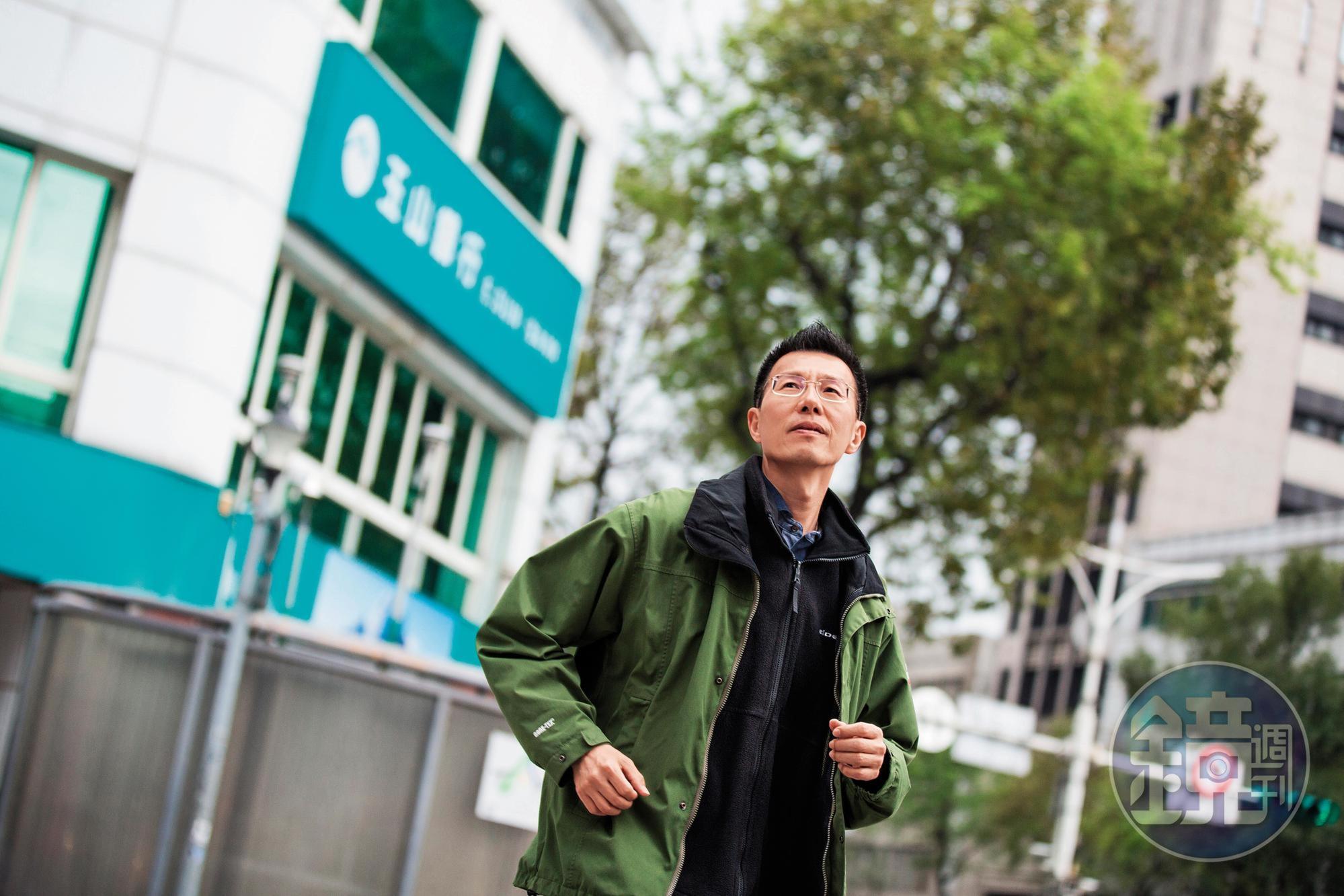 曾是證券業務經理的施國文，靠著長期投資玉山金等個股，42歲就達到財富自由。
