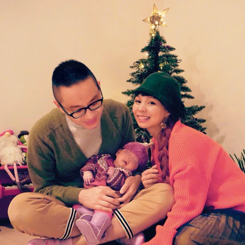 許哲珮和經紀人老公Rick結婚8年,生下一女,過著幸福的家庭生活。(翻攝自許哲珮臉書)