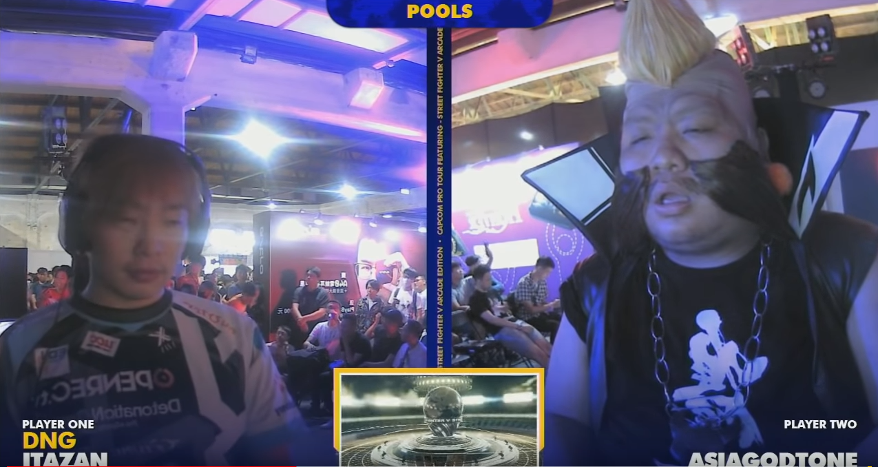 「亞洲統神」張嘉航以快打角色「Birdie」裝扮出賽，成為全場焦點。（翻攝自YouTube頻道「Capcom Fighters」）