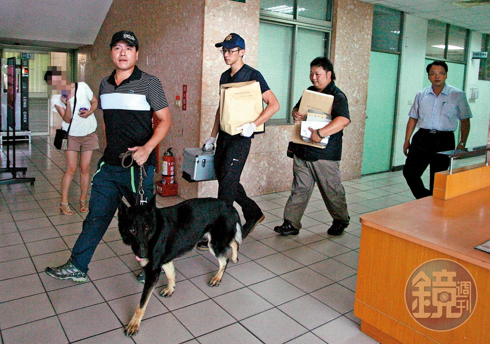 為了強化林嫌自白的證據力,警方出動警犬在校園內搜索證物。