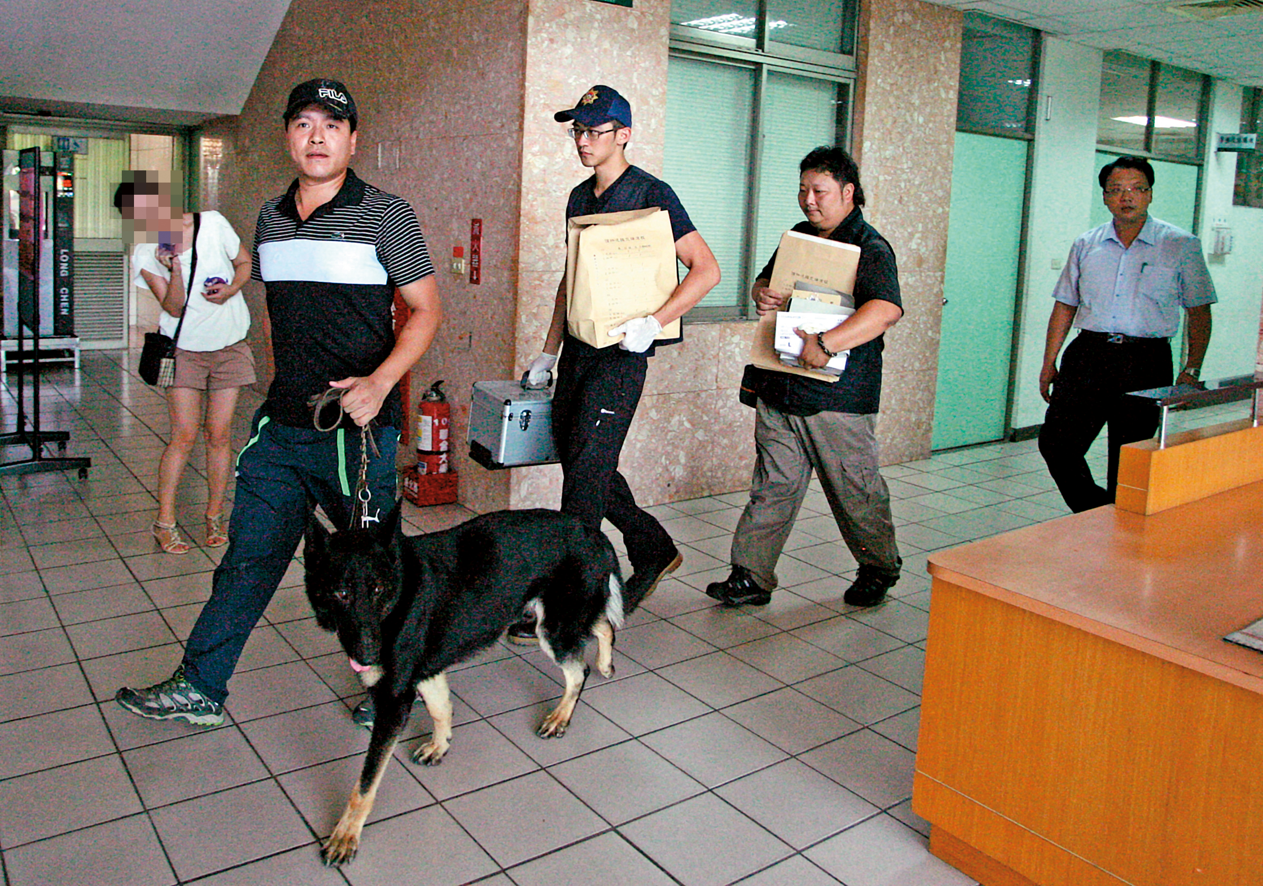 為了強化林嫌自白的證據力，警方出動警犬在校園內搜索證物。