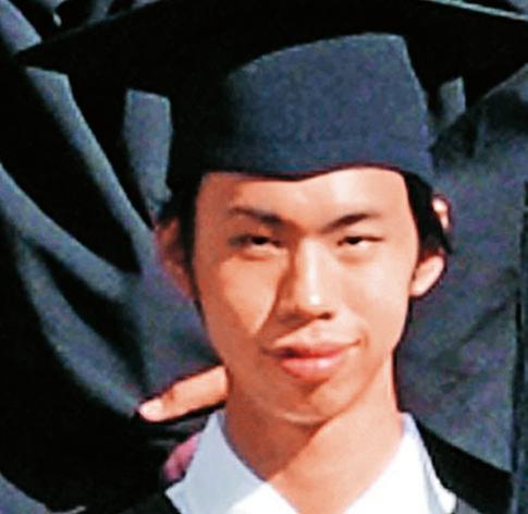 林昆翰因課業嚴重落後,必須延畢,但他還是與同學合拍畢業照。(翻攝畫面)