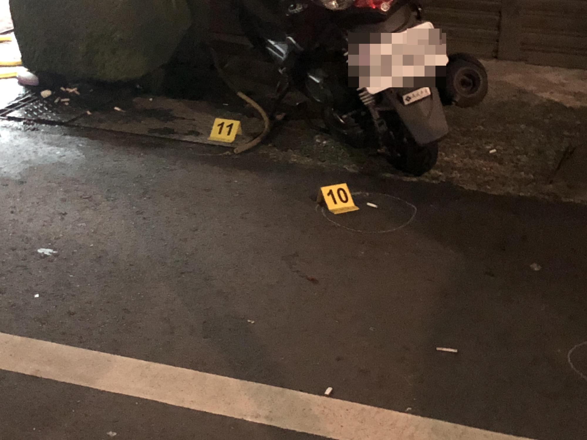 瑞芳警方在槍擊案現場共採得14枚彈殼。（翻攝畫面）