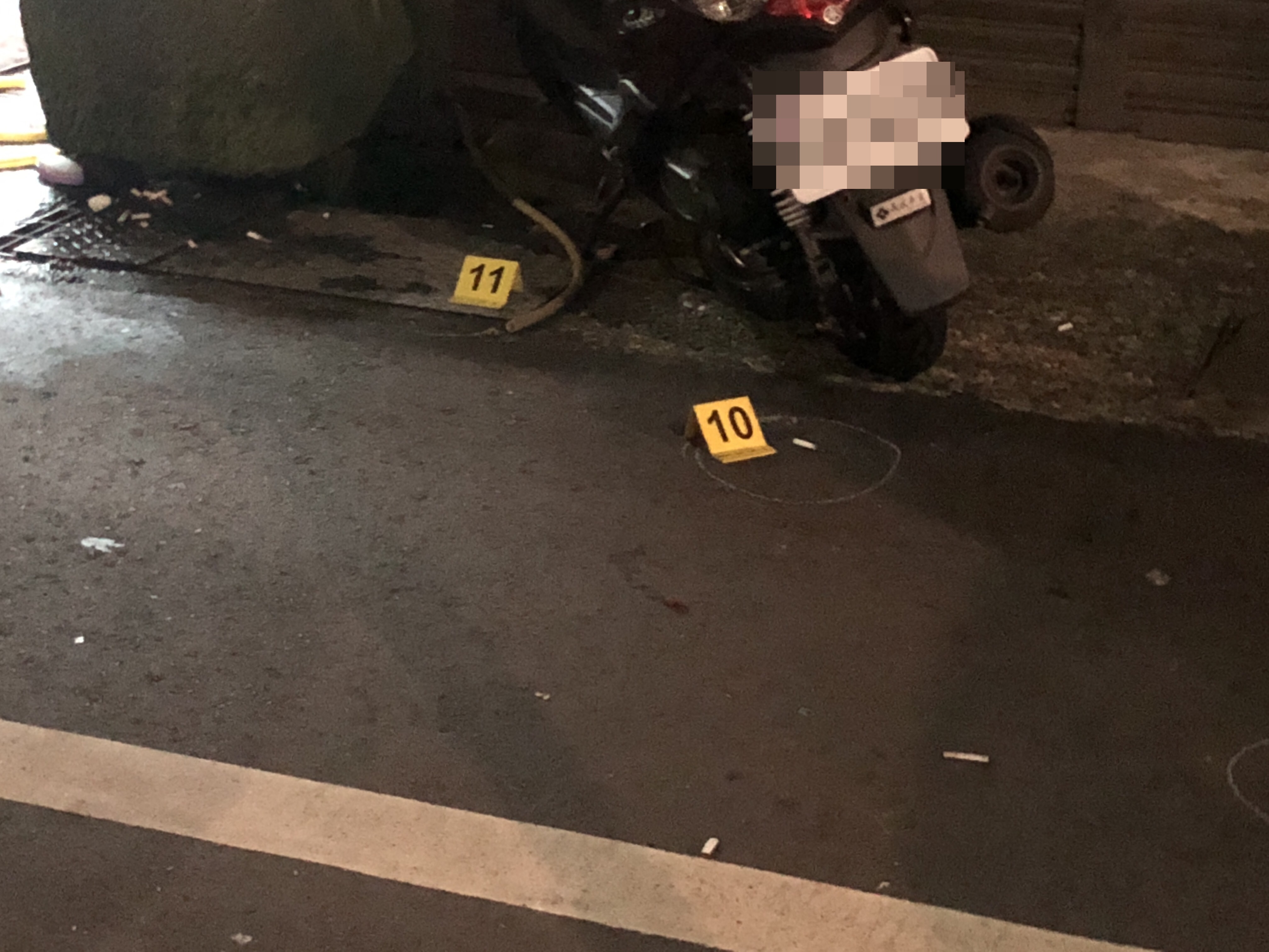 瑞芳警方在槍擊案現場共採得14枚彈殼。（翻攝畫面）