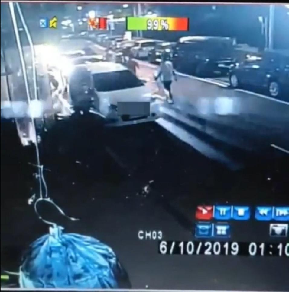 警方目前已掌握犯嫌身分，正展開全面追緝中。（翻攝畫面）
