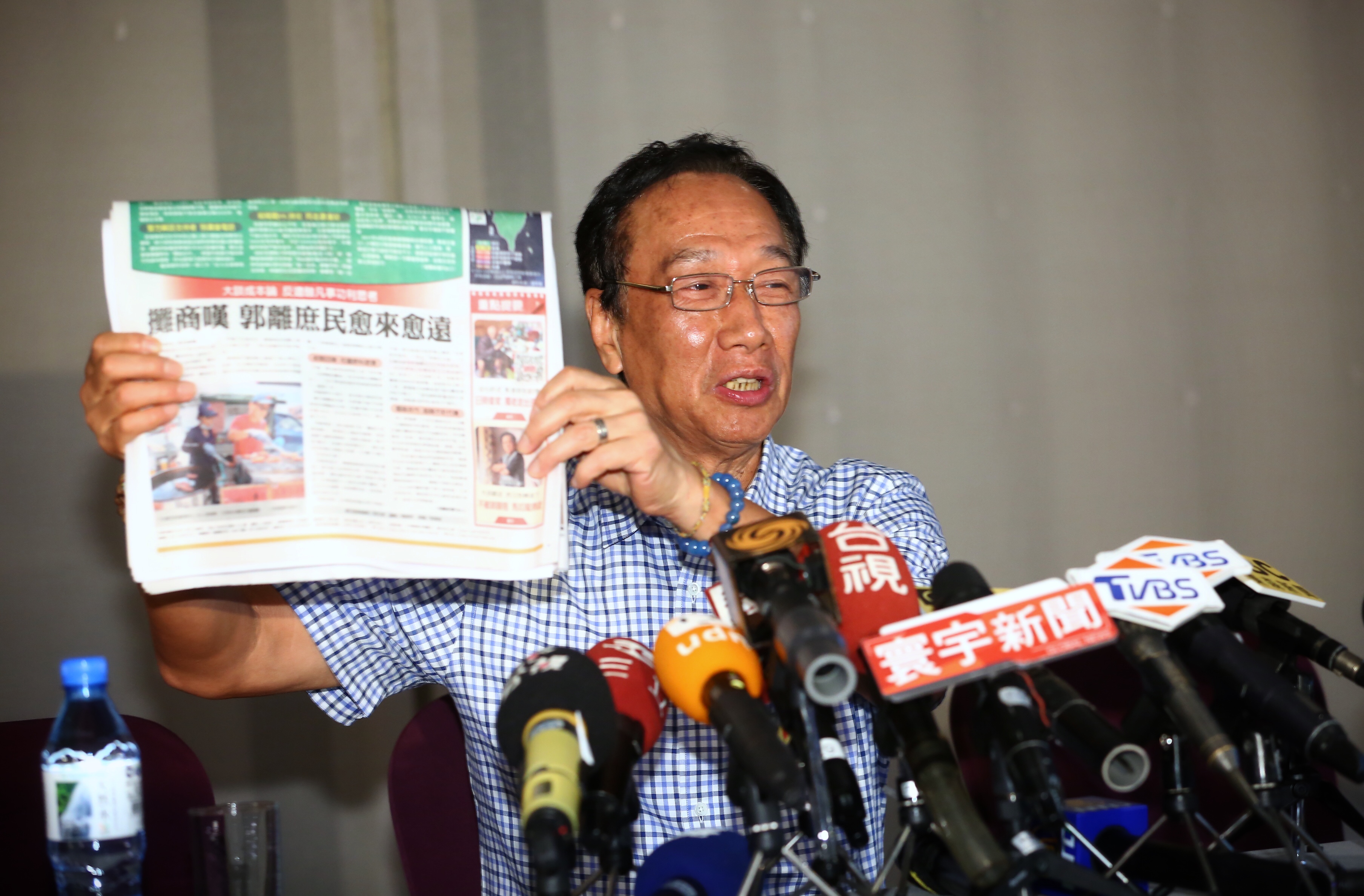 郭台銘在記者會嗆蔡衍明不甘心首富換人當，把媒體報導當成個人利益，向北京邀功。