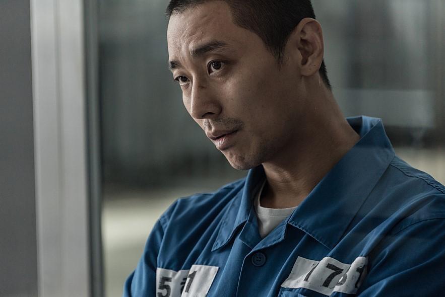 朱智勛在《七罪追緝令》扮冷酷殺人魔,主動向導演提議理平頭演出。(車庫娛樂提供)